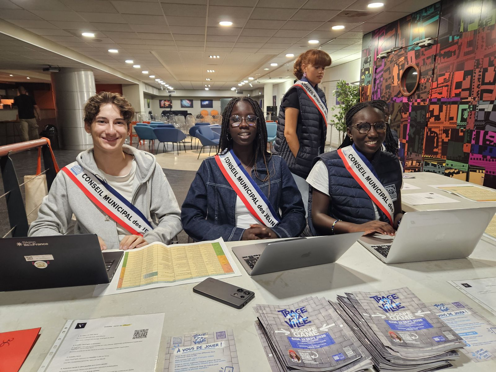 Les jeunes élus du Conseil municipal des jeunes d'Argenteuil à l'accueil de Trace ta ville