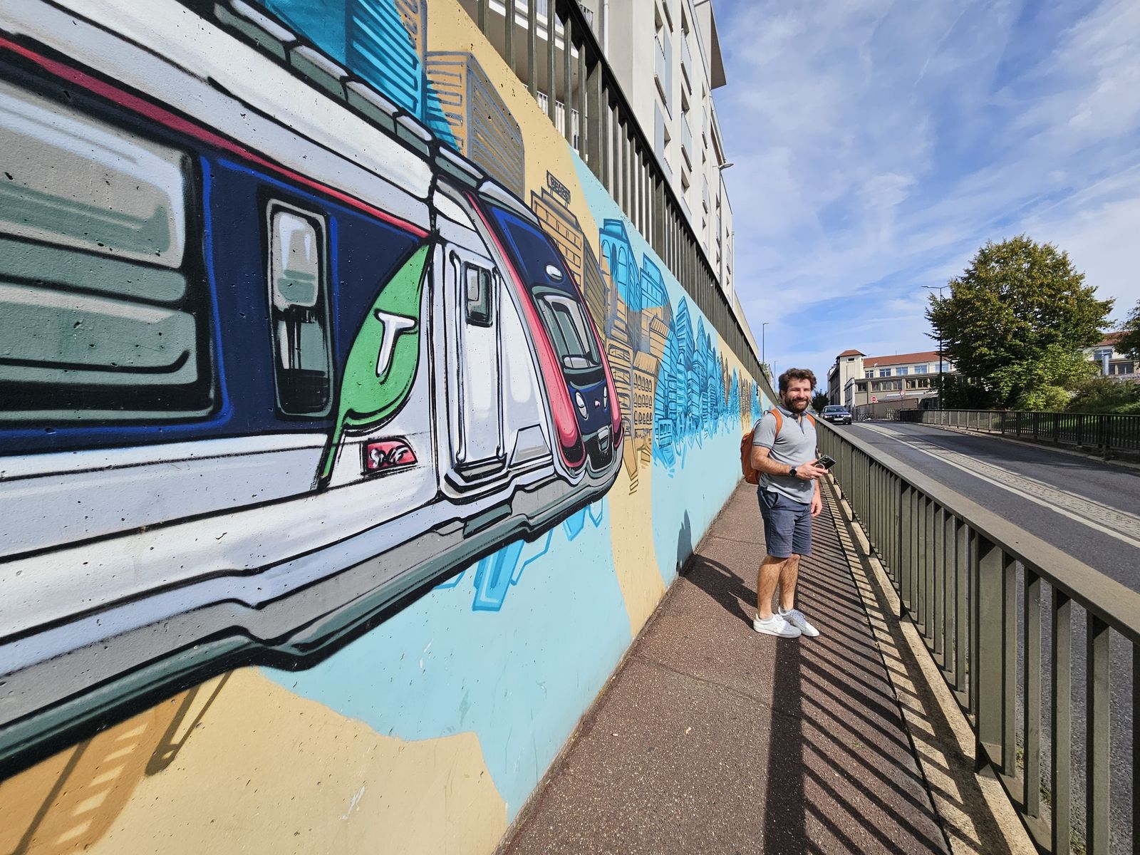 Le long d'une fresque de street art à Argenteuil, pendant le parcours