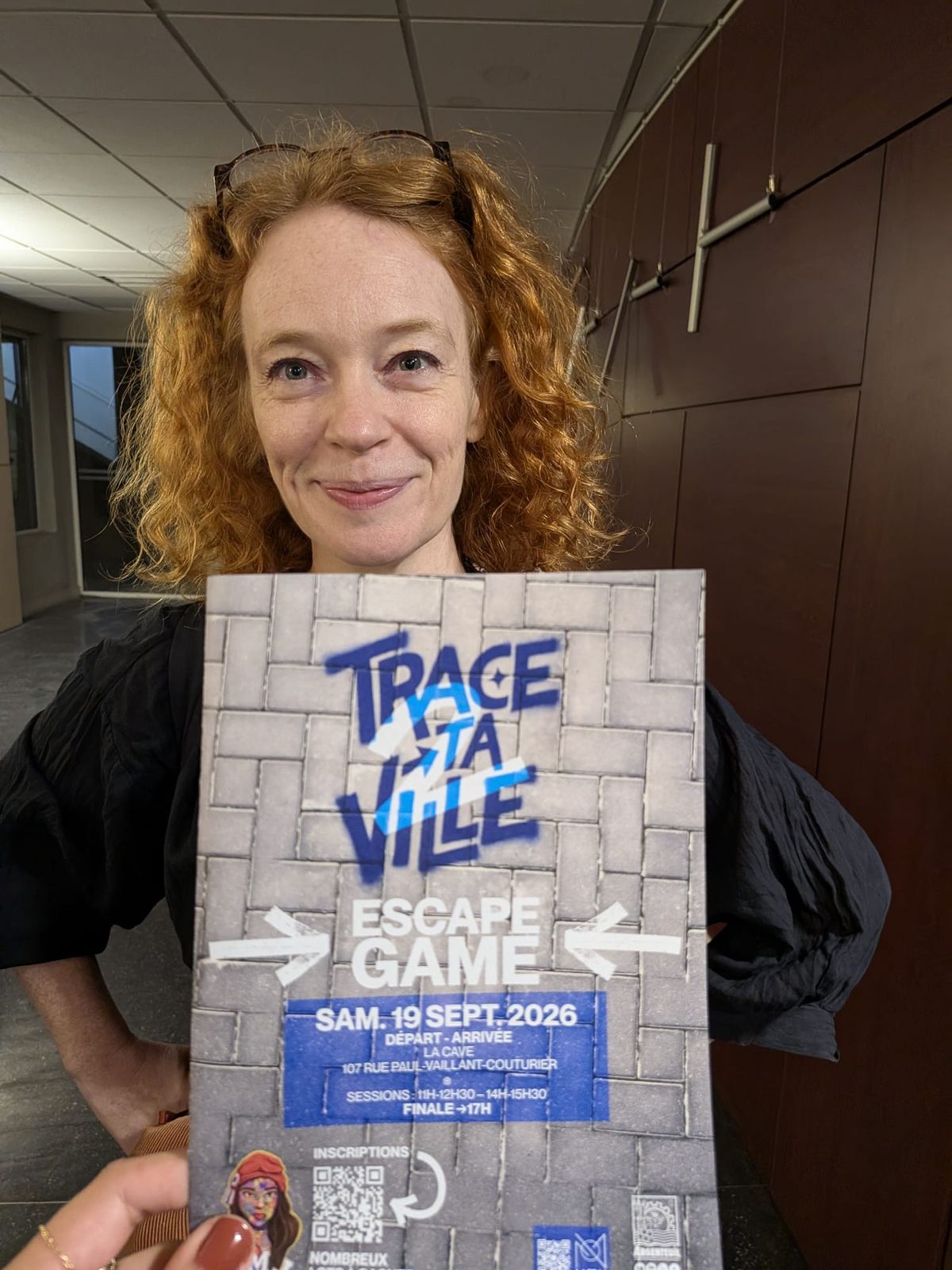 Marianne Tostivint avec le flyer de Trace ta ville