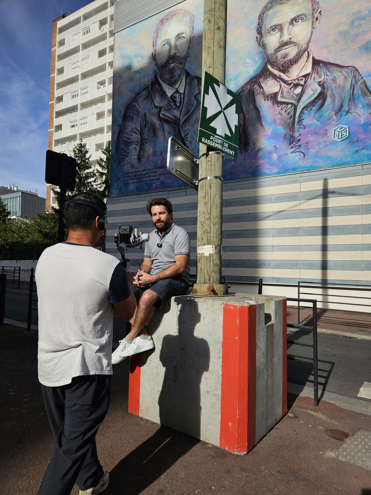 Tournage de la vidéo de la Ville d'Argenteuil devant la fresque des frères Caillebotte